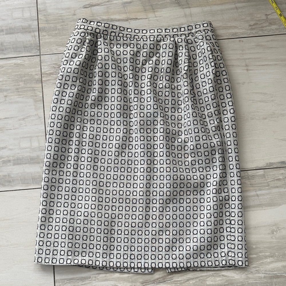 Black and White skirt By Marcella Priani,pure Virginia wool
Geometric design